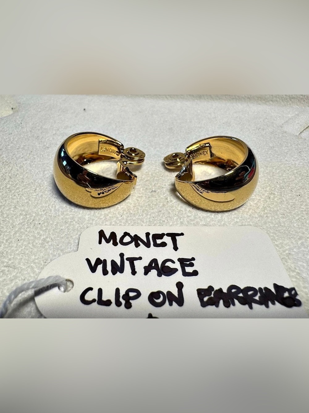 Monet Vintage clip-on earrings Gold-Tone